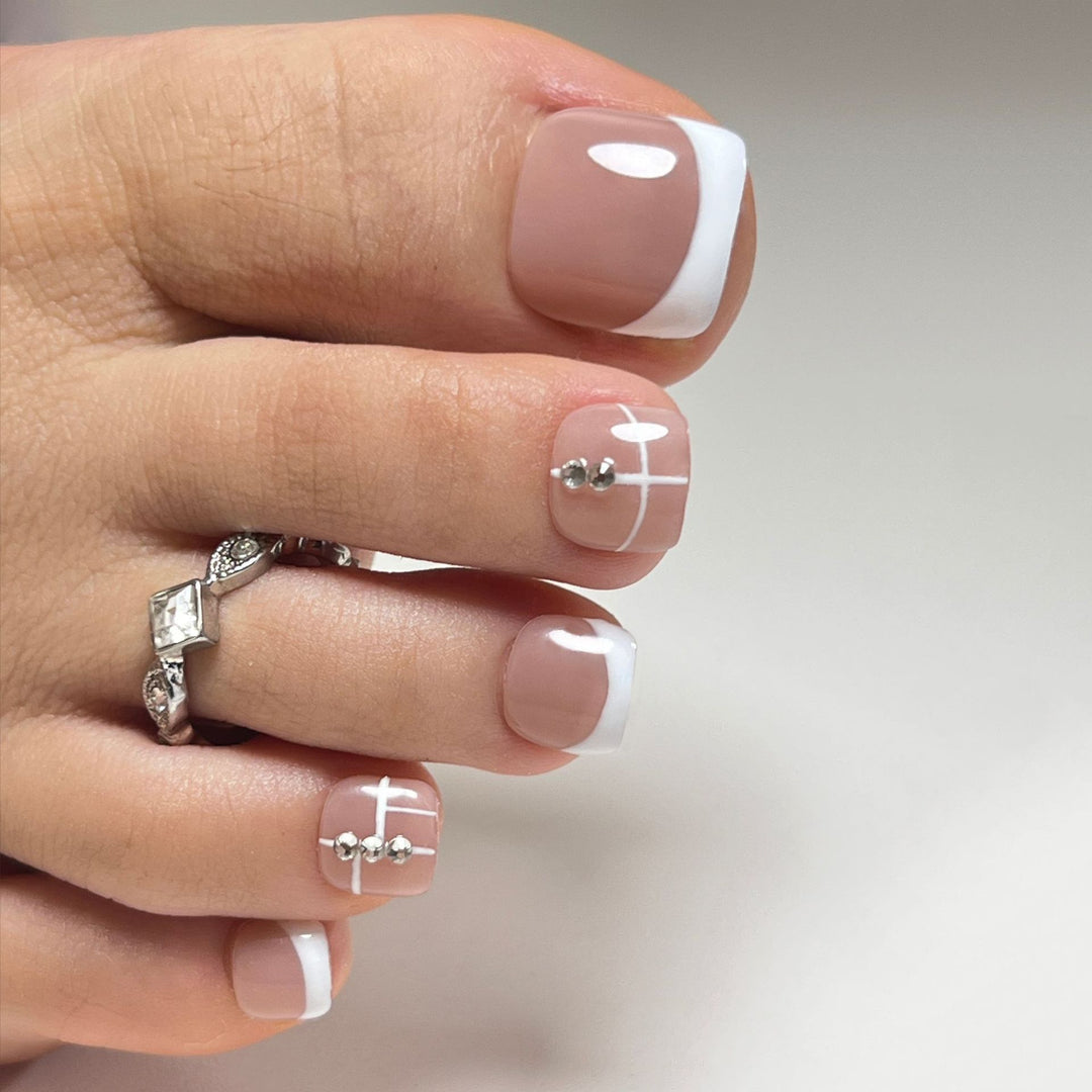 Artful toenail design with elegant style and rhinestone embellishments Bowlift