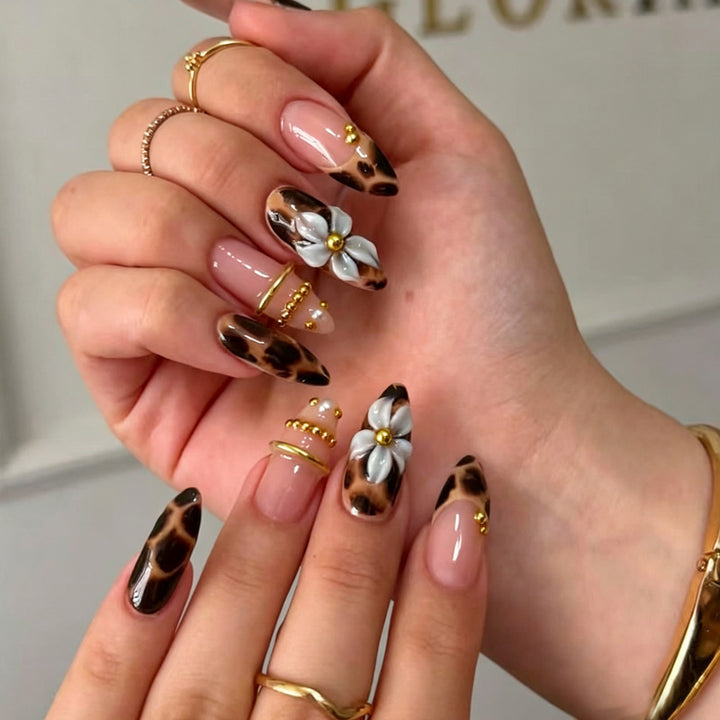 Elegant Artificial Nail Tips with Gold Accents Bowlift