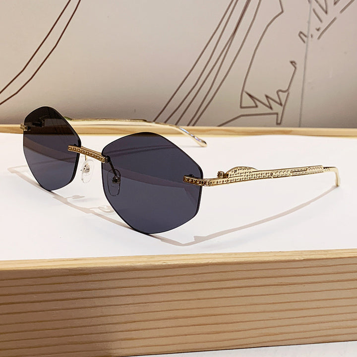 Women's extravagant sunglasses with sparkling accents Bowlift