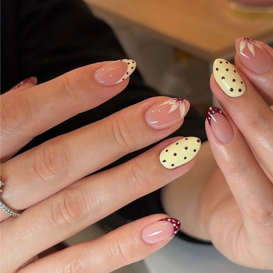 Artificial nail art with playful dots and bows Bowlift
