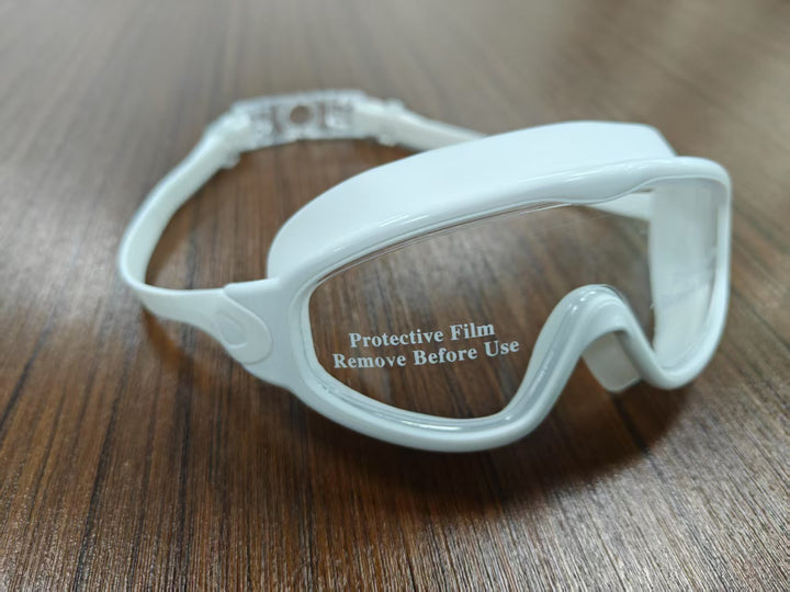 Swimming mask with adjustable comfort and clear field of vision Bowlift