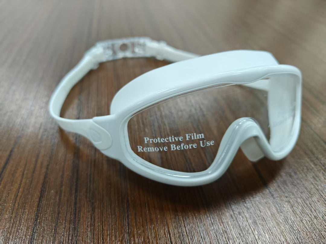 Diving mask with wide field of view and magnet holder Bowlift