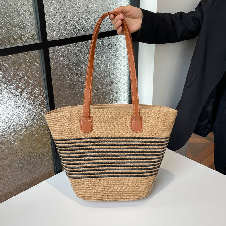 Stylish beach bag with decorative striped pattern Bowlift