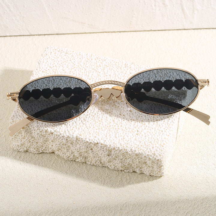 Fashionable sunglasses with oval frame and luxurious accent Bowlift