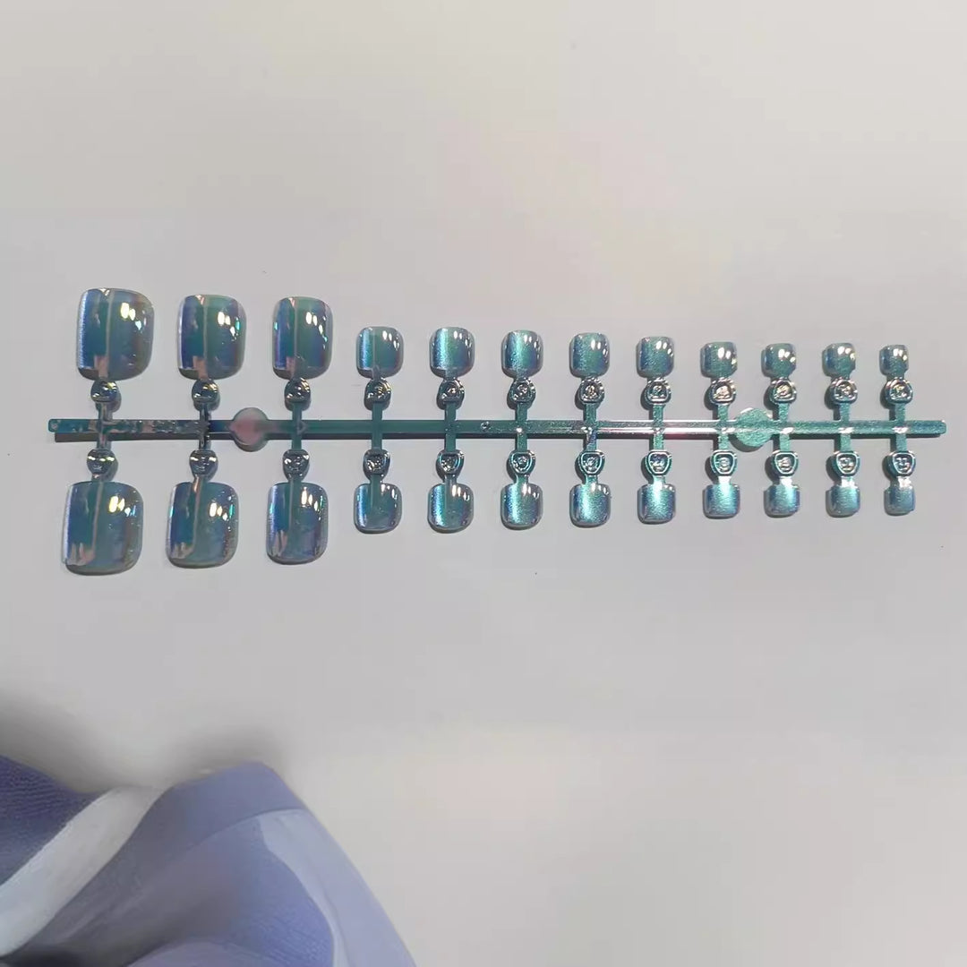 Artistic Press-On Nail Set with Iridescent Finish Bowlift