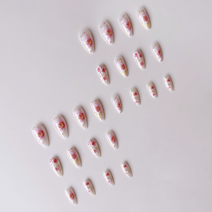 Artificial nails with floral accents and golden details Bowlift