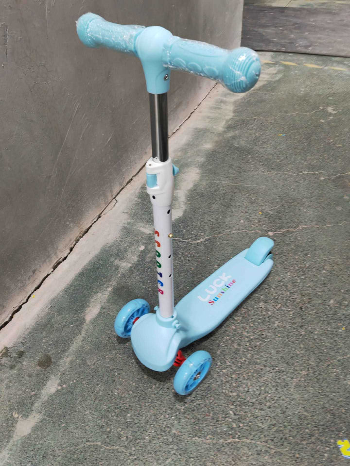 Sturdy Three-Wheeled Kick Scooter Bowlift