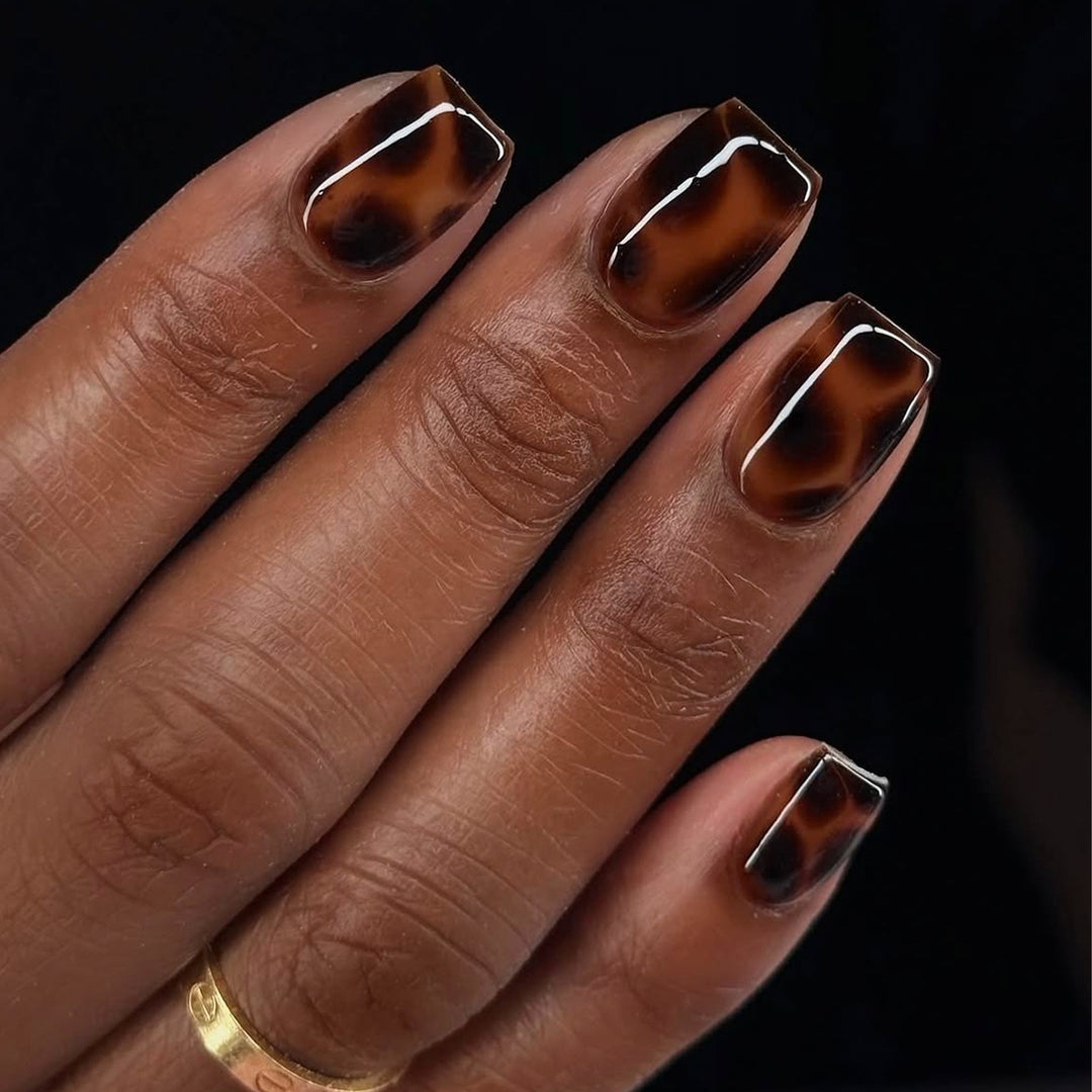 Artificial nail extensions with elegant tortoiseshell decor Bowlift