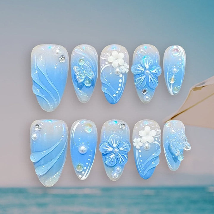Creative nail art set with maritime accents Bowlift