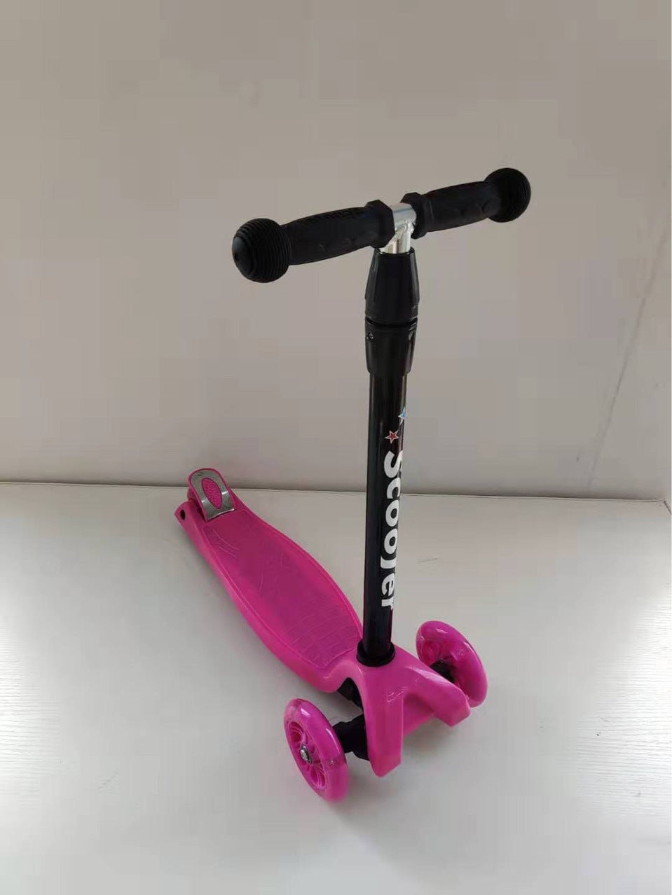 Lightweight 3-Wheel Kick Scooter Bowlift