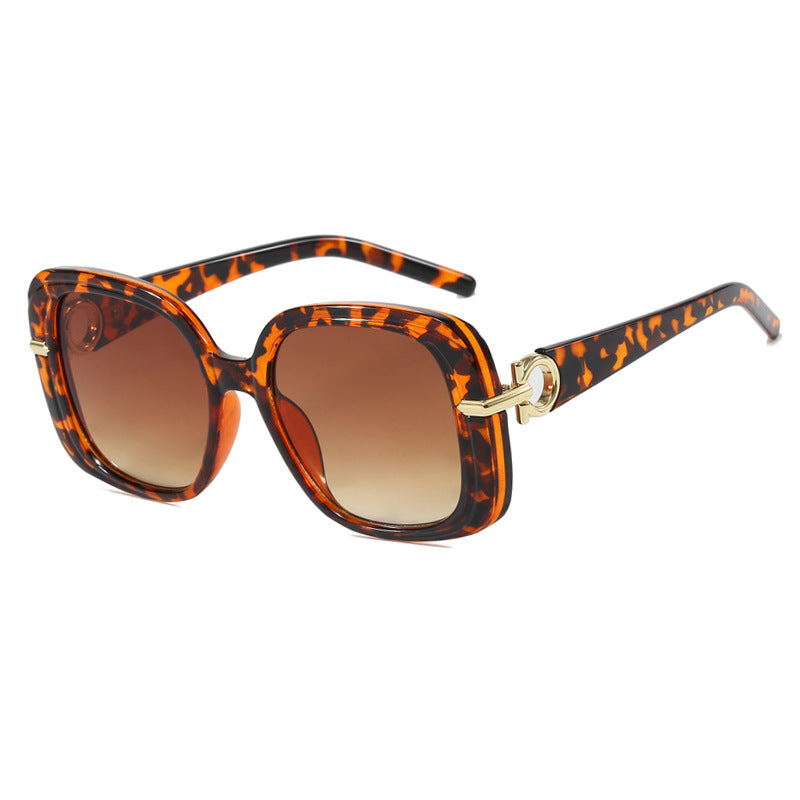 Women's square sunglasses with luxurious metal accent Bowlift