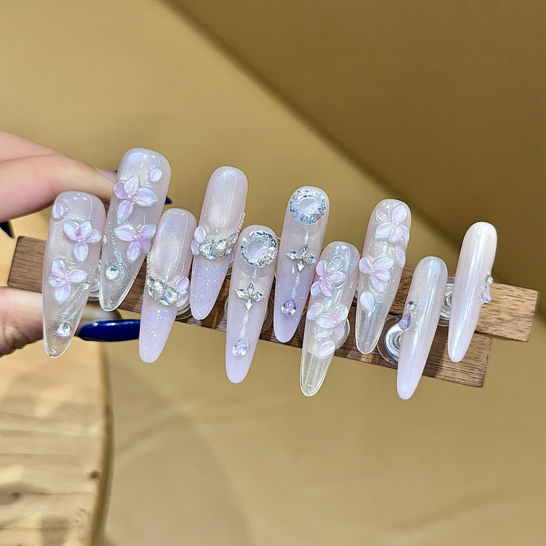 Artificial nails with delicate flower design and glitter accents Bowlift