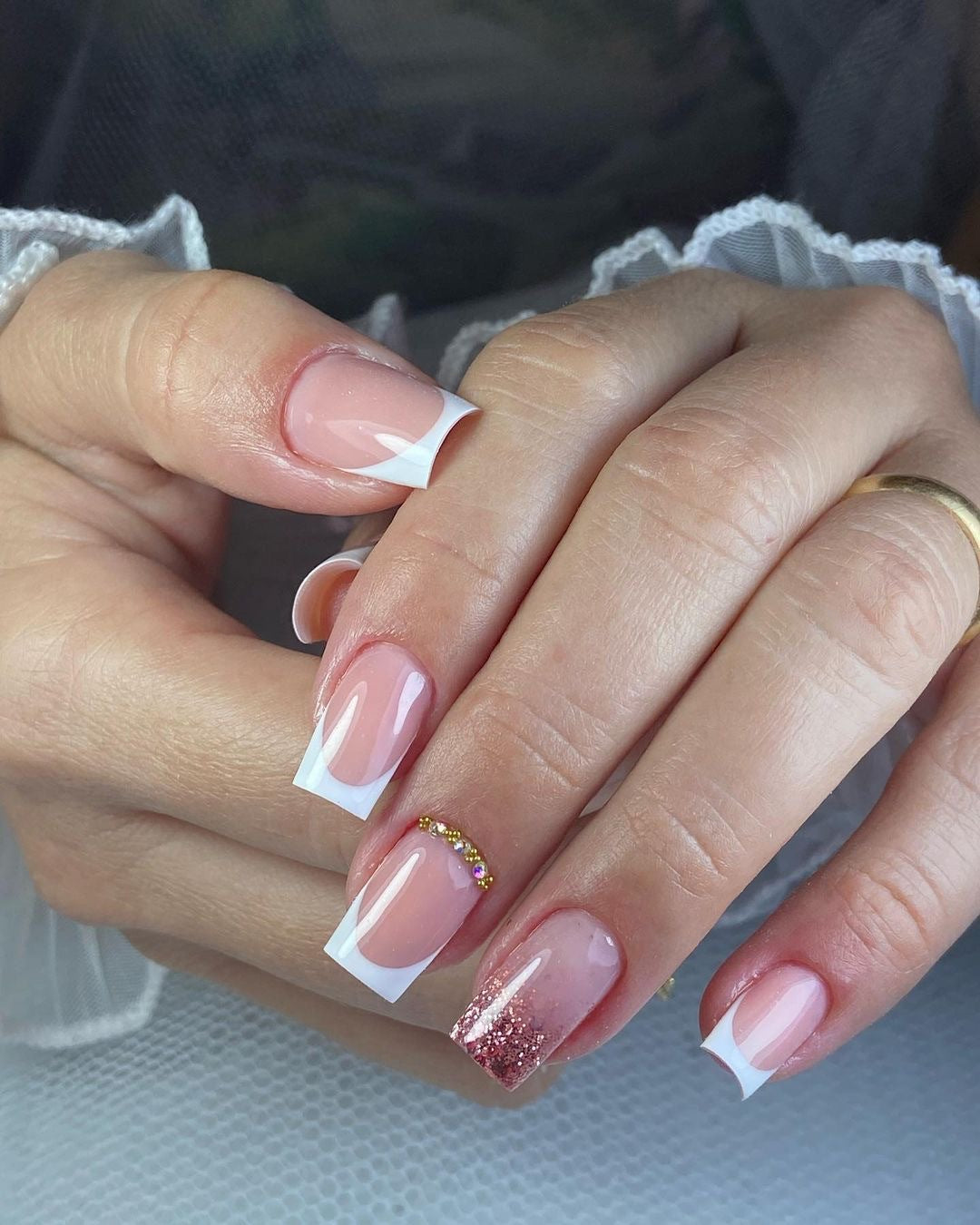 Glamorous Art Nails Bowlift