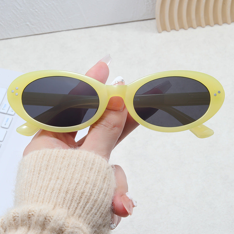 Ladies fashionable sunglasses in elegant oval design Bowlift
