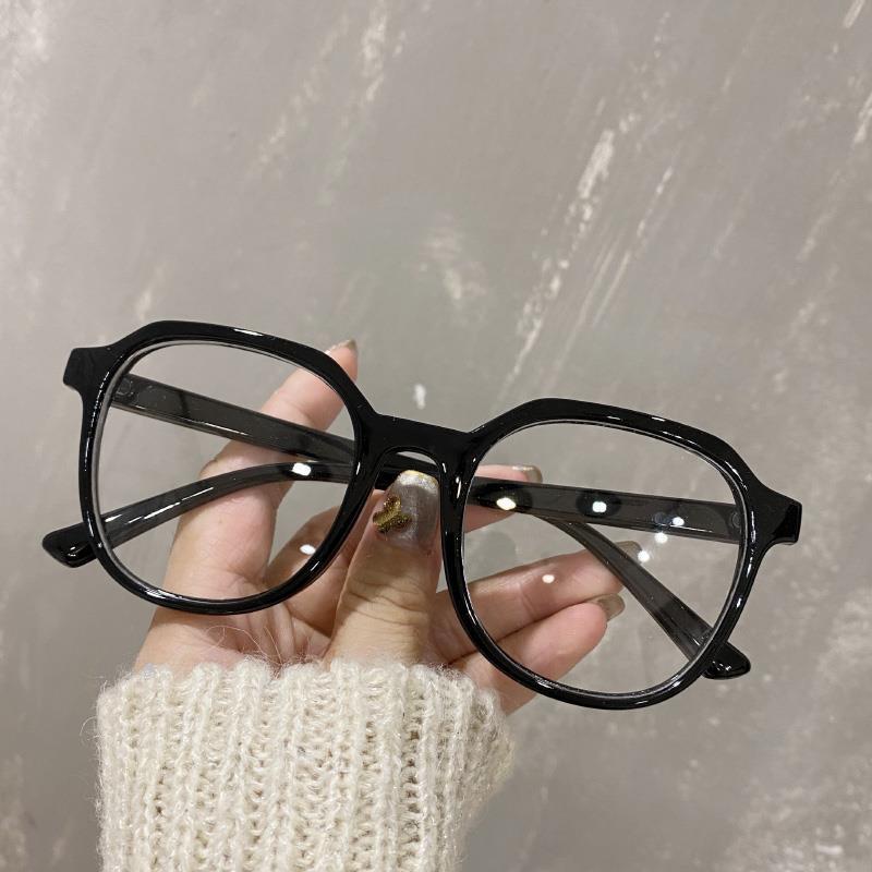 Fashionable Vintage Sunglasses with Wide Frame Bowlift