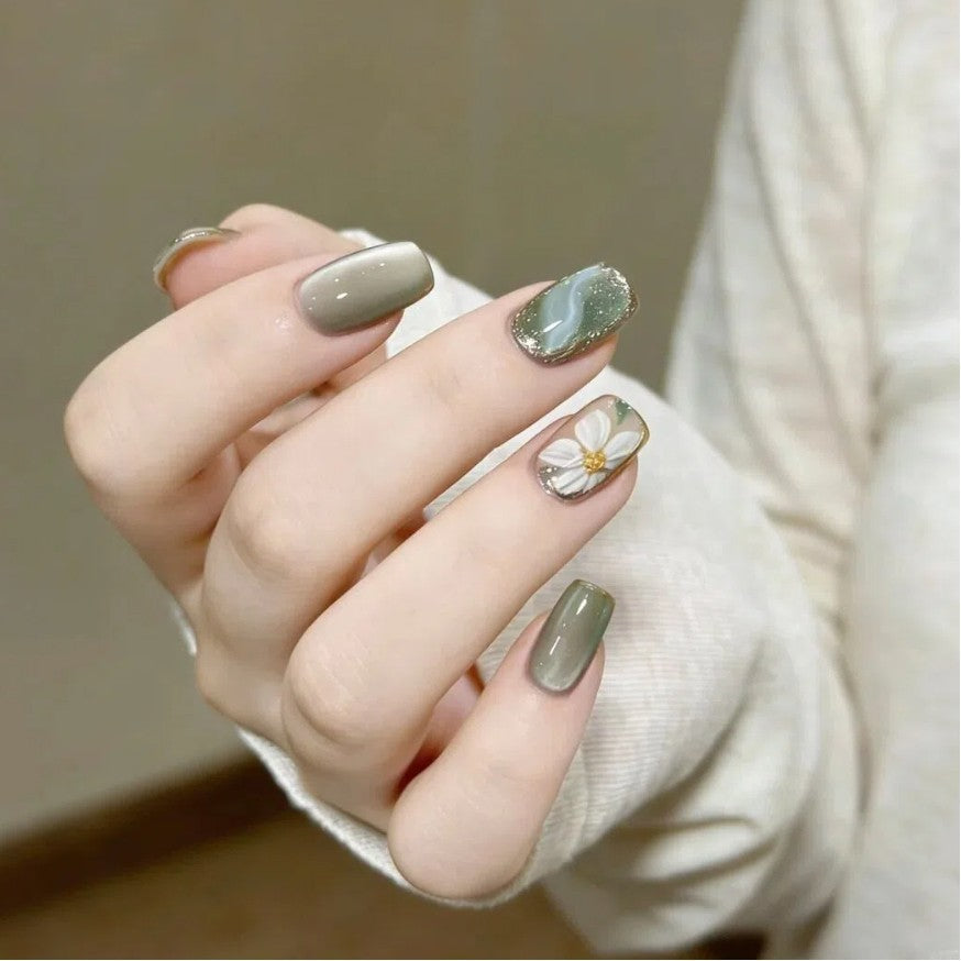 Artificial nails with floral accents and glamorous gold trim Bowlift