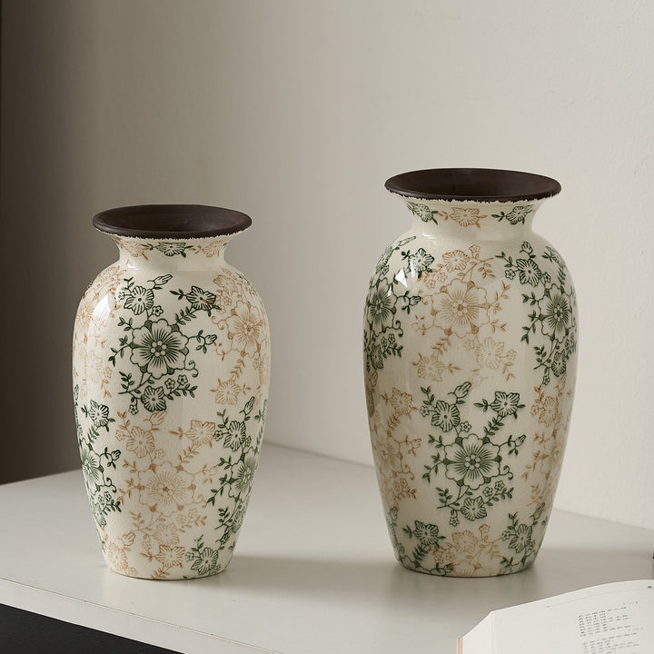 Decorative porcelain vase with floral design Bowlift