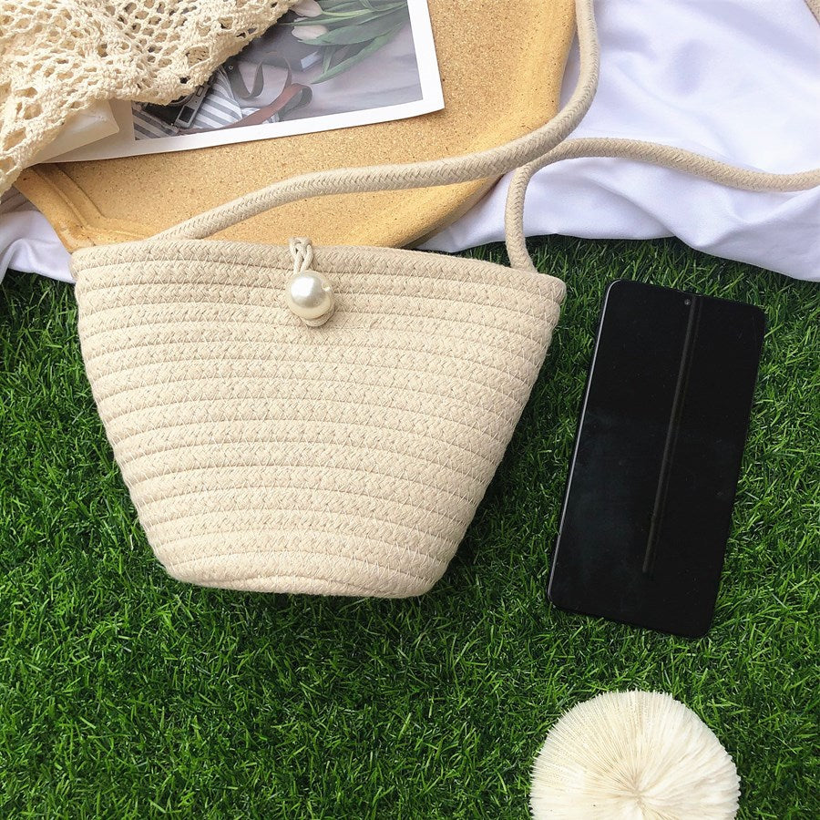 Elegant shoulder bag with pearl closure Bowlift