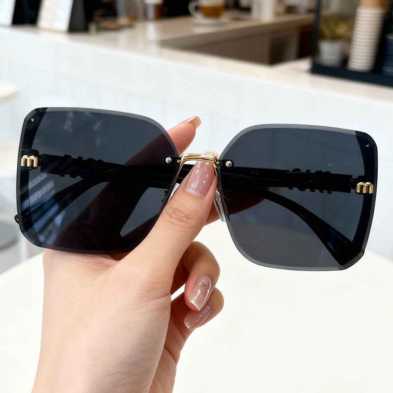 Fashionable Oversized Sunglasses Bowlift