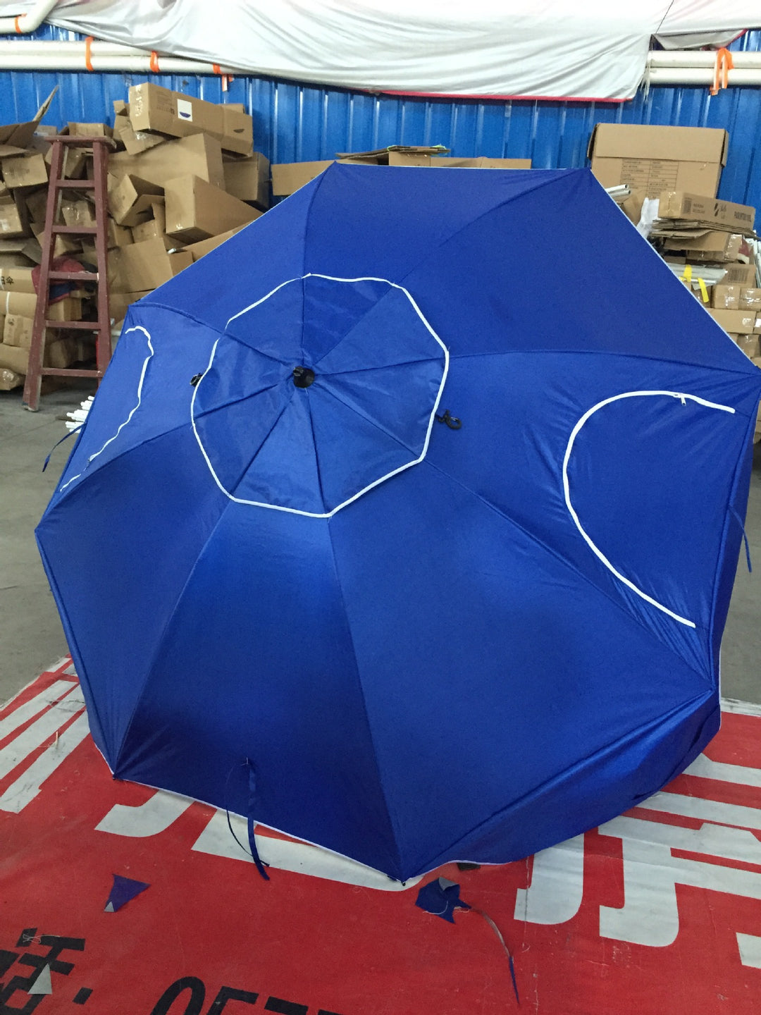 Sturdy beach umbrella with UV protection Bowlift