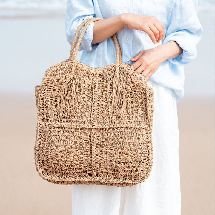 Handcrafted straw beach bag with decorative fringes Bowlift