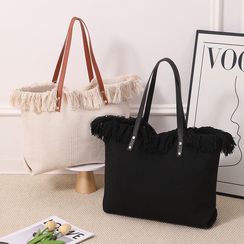 Beach bag with eye-catching fringe edge Bowlift