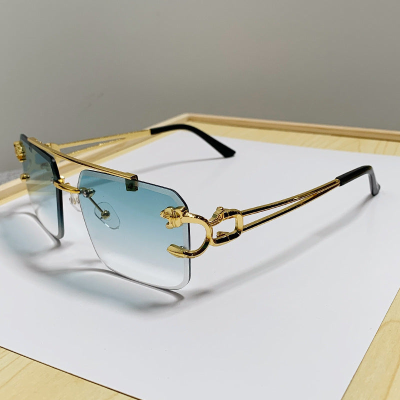 Women's glasses with extravagant frame and luxurious accents Bowlift