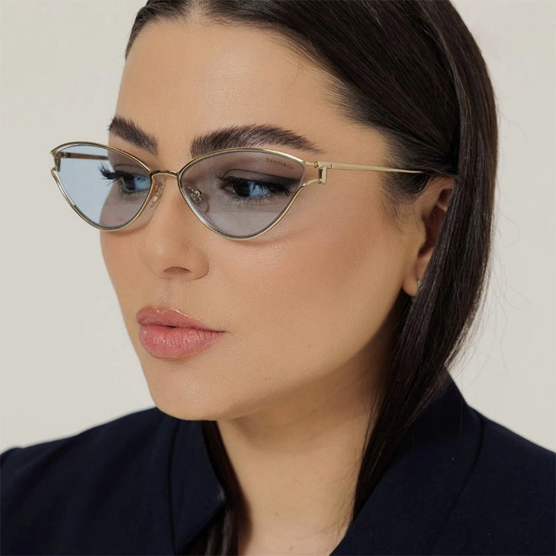 Ladies Cat-Eye Sunglasses in Elegant Gold Frame Bowlift