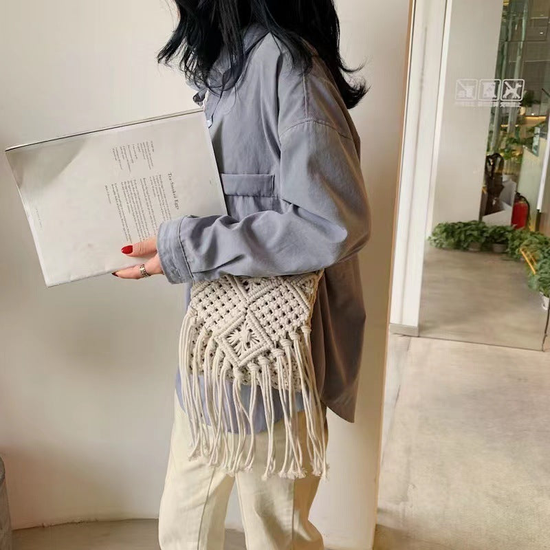 Hand-knotted macrame shoulder bag with fringes Bowlift