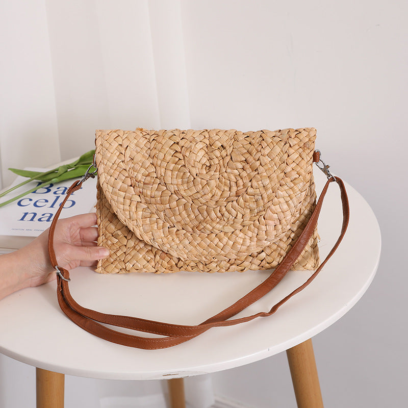 Handcrafted basket bag in elegant wave pattern Bowlift