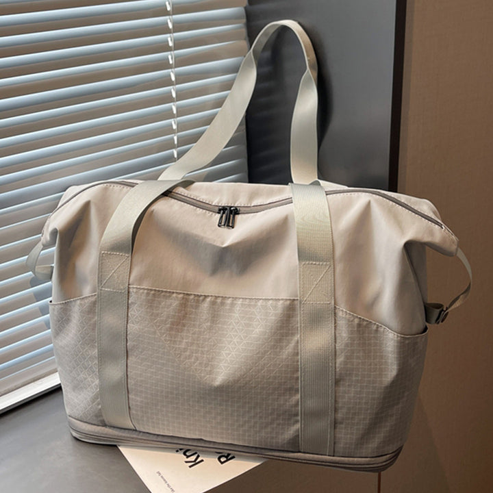 Multifunctional sports and travel bag with innovative compartment arrangement Bowlift