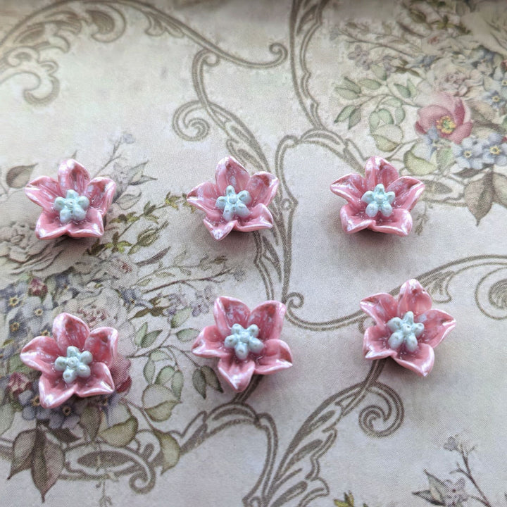 Decorative flower appliqués Bowlift