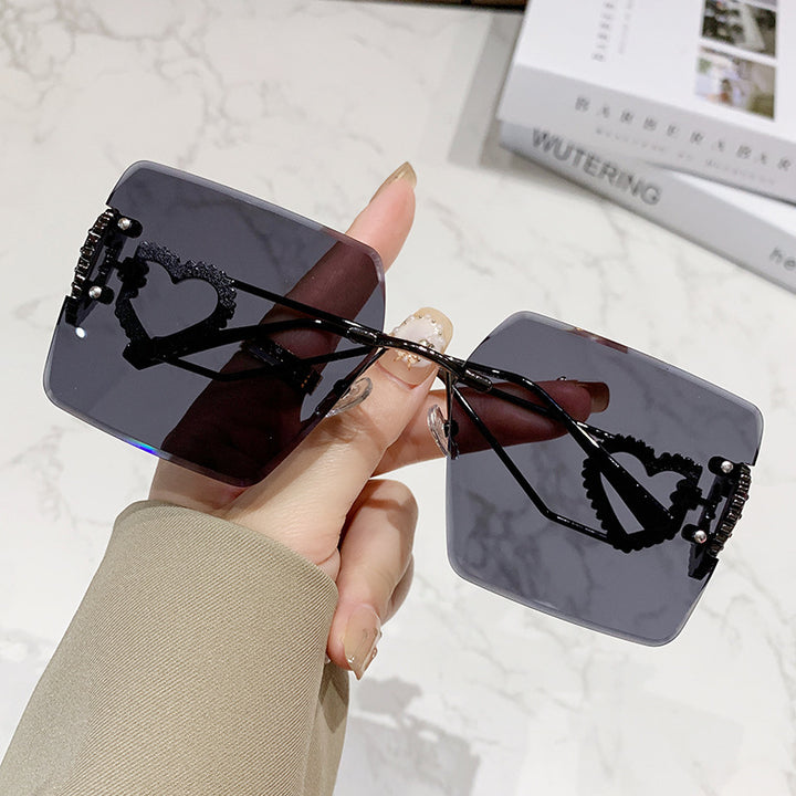 Women's fashionable sunglasses with trendy heart design Bowlift