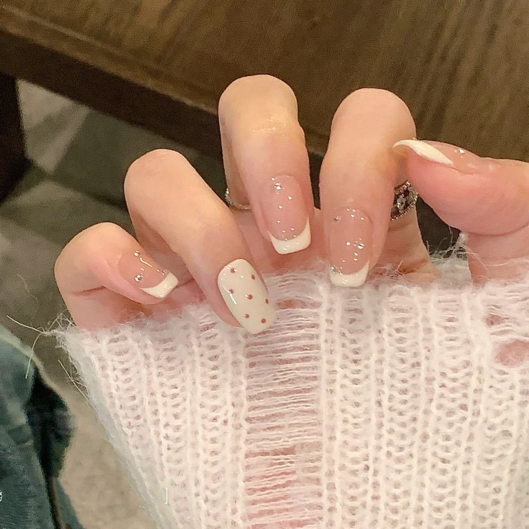 Artificial nails with sparkling rhinestone decorations Bowlift