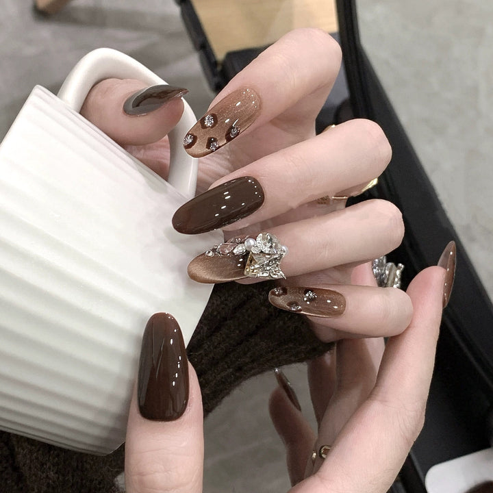 Artificial nails with luxurious glitter accents Bowlift