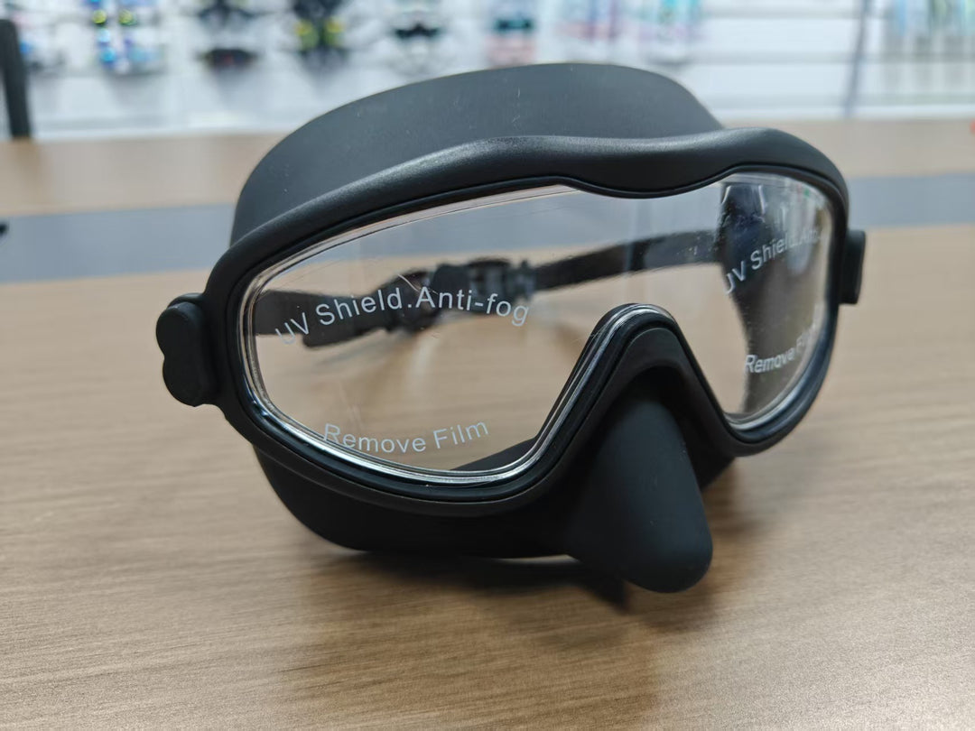 Swimming mask with adjustable comfort and clear field of vision Bowlift