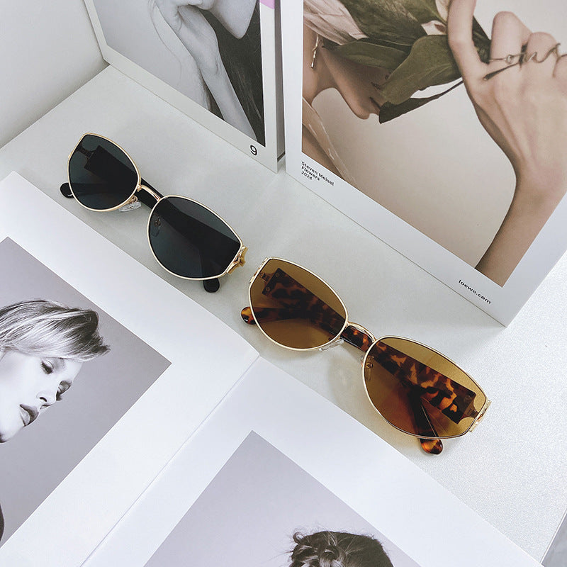 Fashionable Cat-Eye Sunglasses with Golden Frame Bowlift