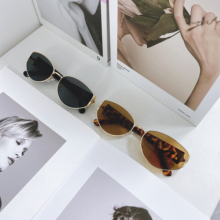 Fashionable Cat-Eye Sunglasses with Golden Frame Bowlift