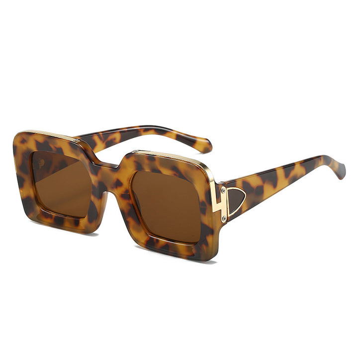 Women square sunglasses with luxurious design and golden accents Bowlift