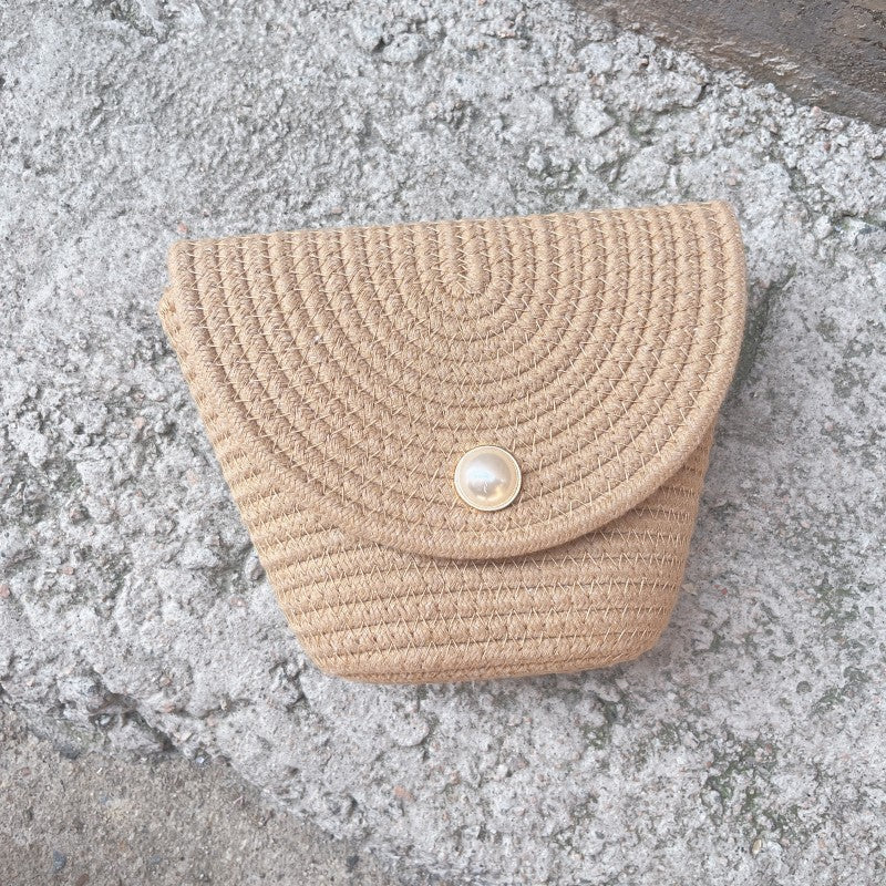 Ladies Stylish Clutch made of woven material Bowlift