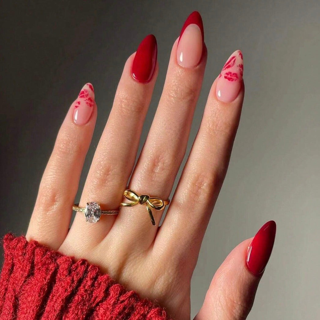 Artificial nail set with elegant kiss motif and glamorous finish Bowlift