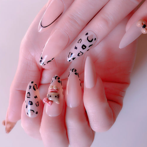 Artificial nail set with playful animal motifs and glitter accents Bowlift