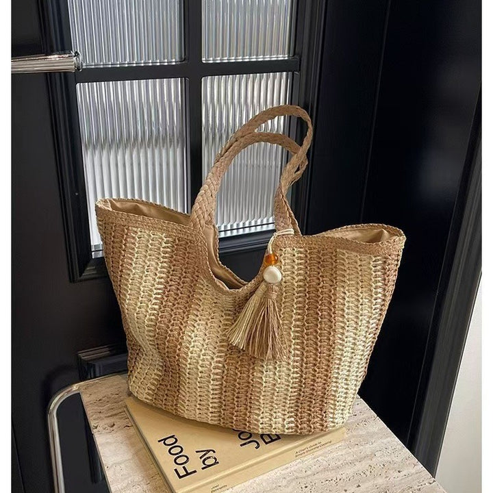 Braided beach bag with decorative tassel pendant Bowlift