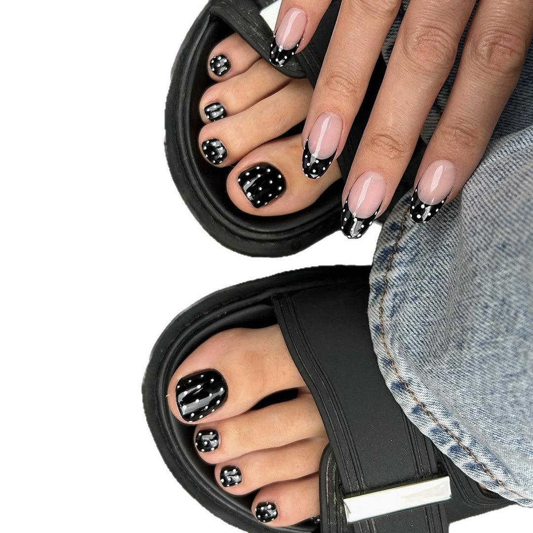 Acrylic nail set with modern black-and-white design Bowlift