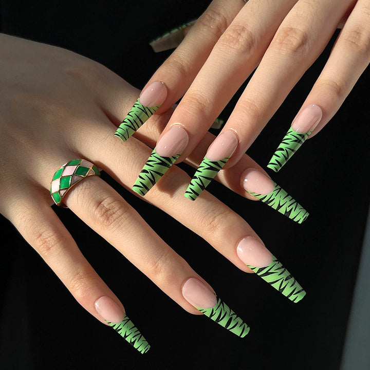 Artistic fingernails with trendy zebra design Bowlift