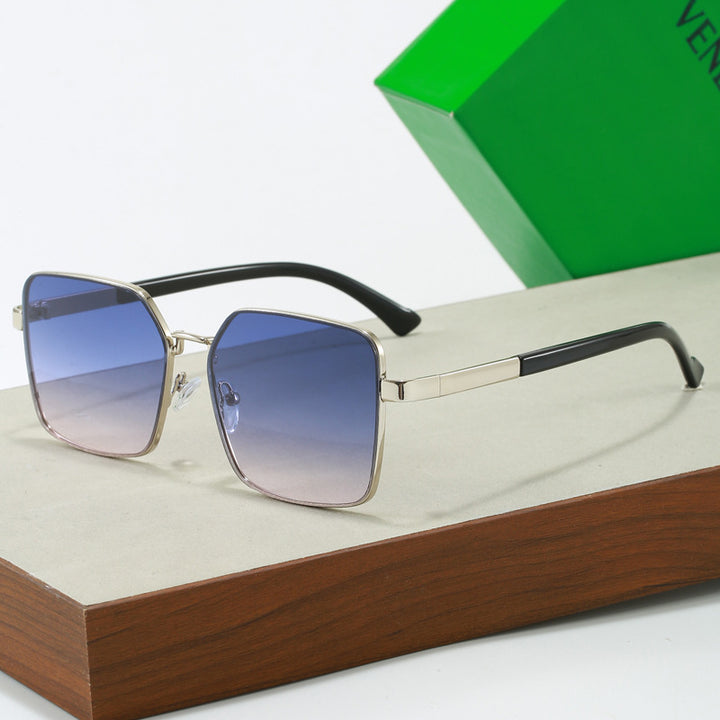 Women's fashionable sunglasses in square design with gradient lenses Bowlift