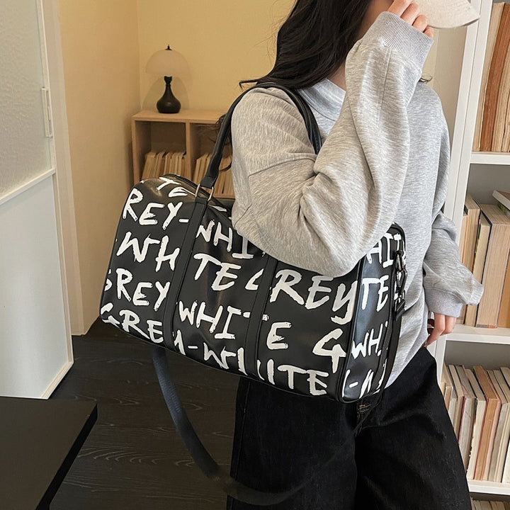 Sporty travel bag with innovative lettering Bowlift