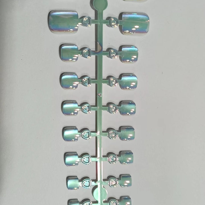 Iridescent Press-On Nail Set Bowlift