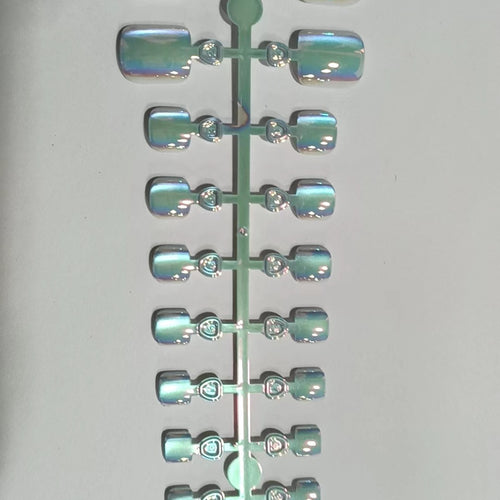 Iridescent Press-On Nail Set Bowlift