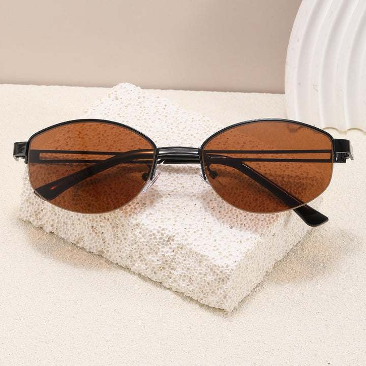 Fashionable glasses with elegant, oval shape Bowlift